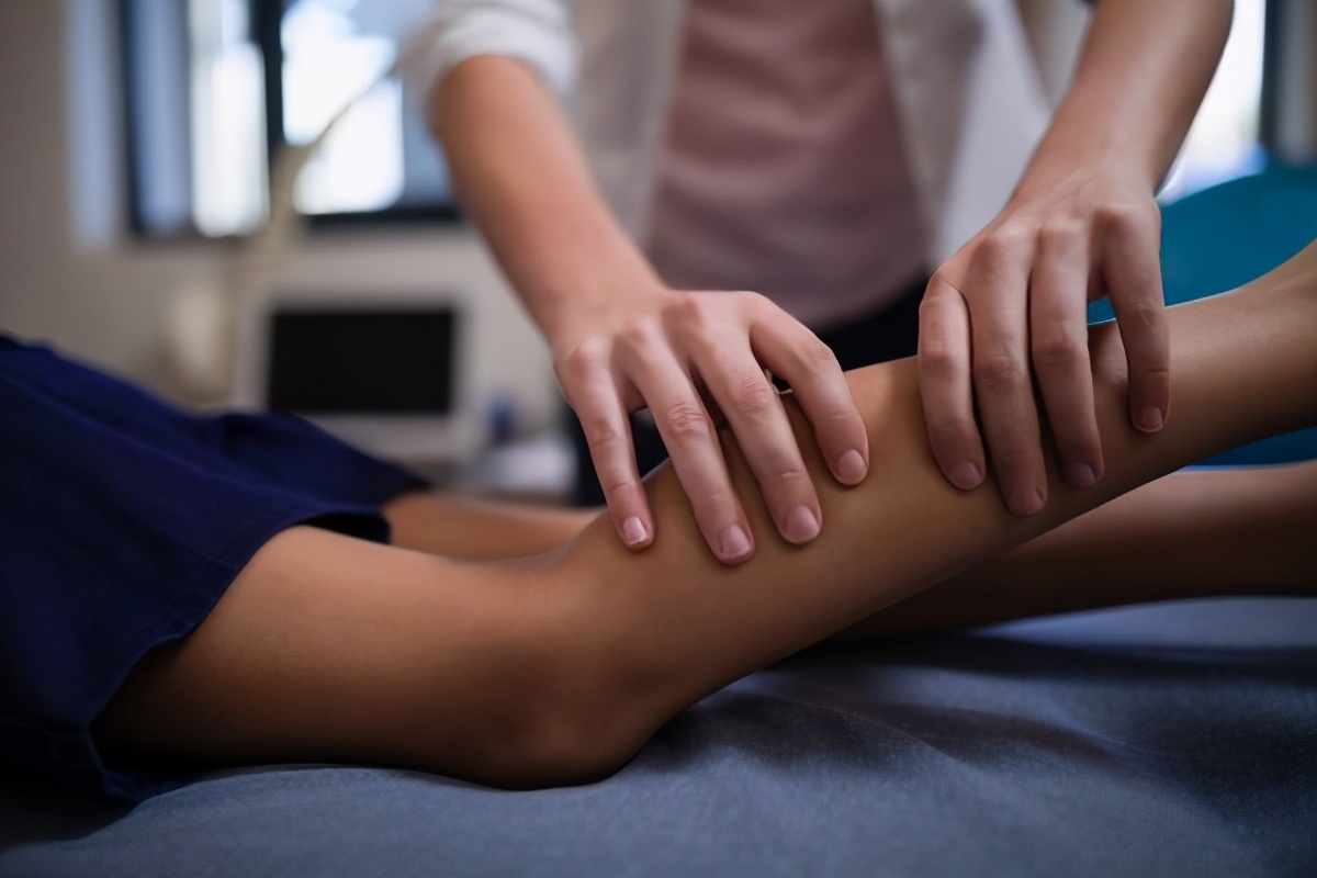 腿是人的第二心脏多做甩腿动作多练气功保养腿部