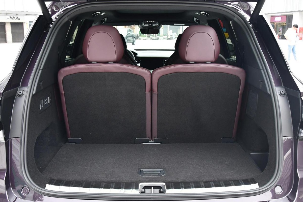 目前还无从得知,但就实拍的座椅布局来看,领克09是采用了2 2 2的六座