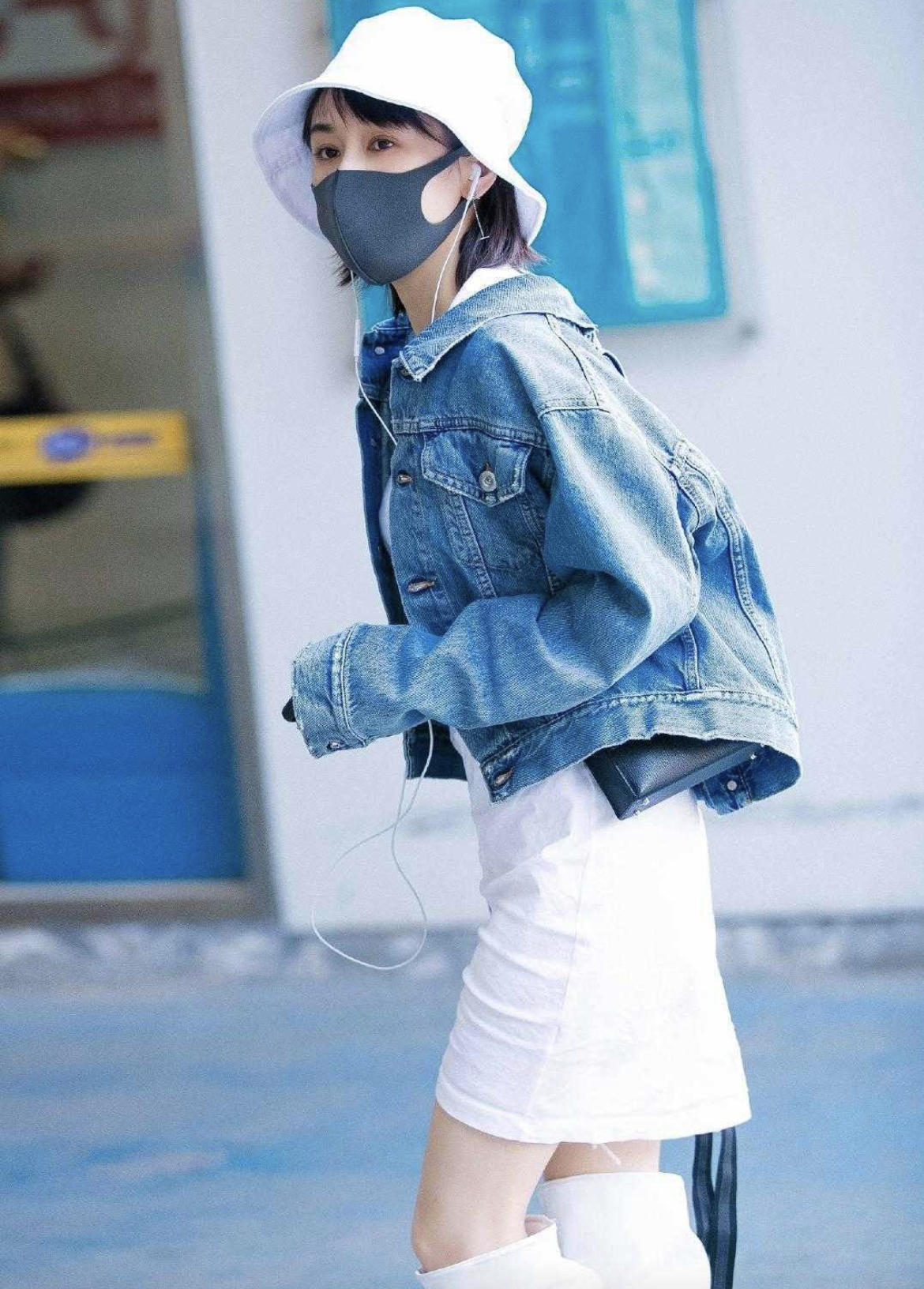 王子文恋爱后打扮真新潮印花卫衣配高腰裤洒脱帅气显高又时髦