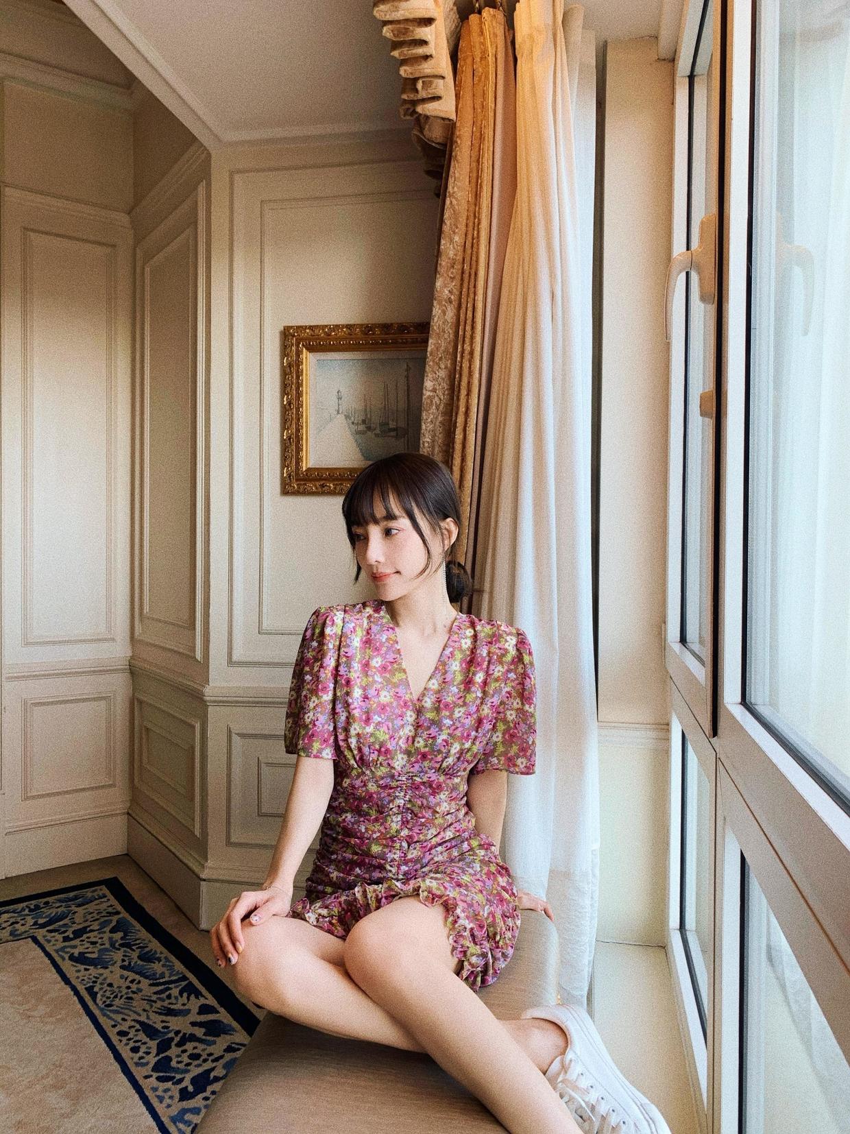 李小璐打扮很有嘻哈范字母印花吊带搭配半截罩衫新潮酷炫