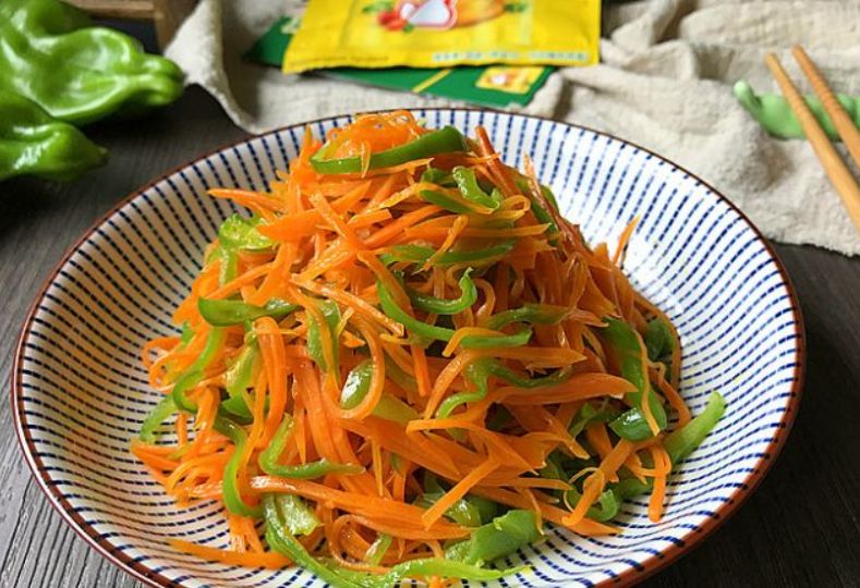 暴雨天气孩子不出门只好在家打游戏,多吃护眼菜,眼睛明亮