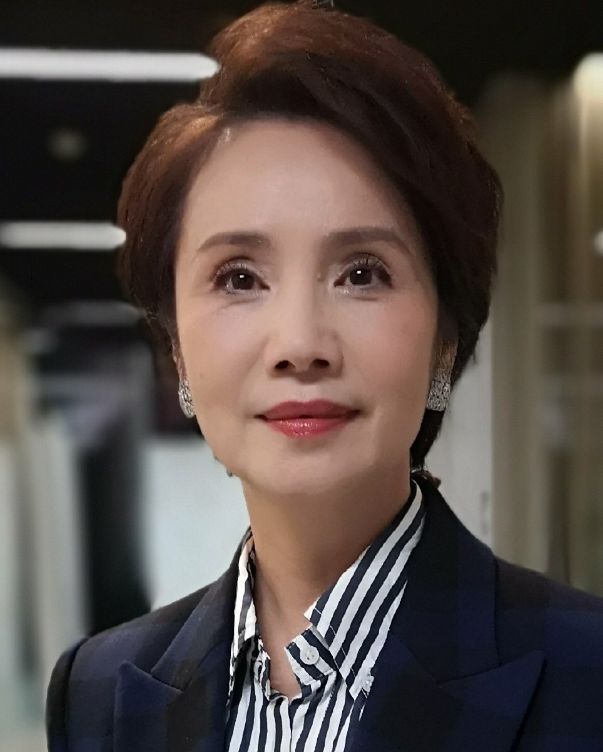 央视主播徐俐宣布退休晒9张美照引不舍曾携儿子二婚嫁名门