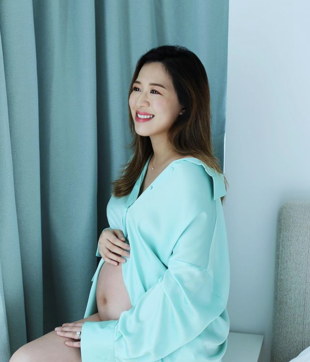 怀孕后的岑杏贤已经安心在家养胎,偶然出去逛街解闷.