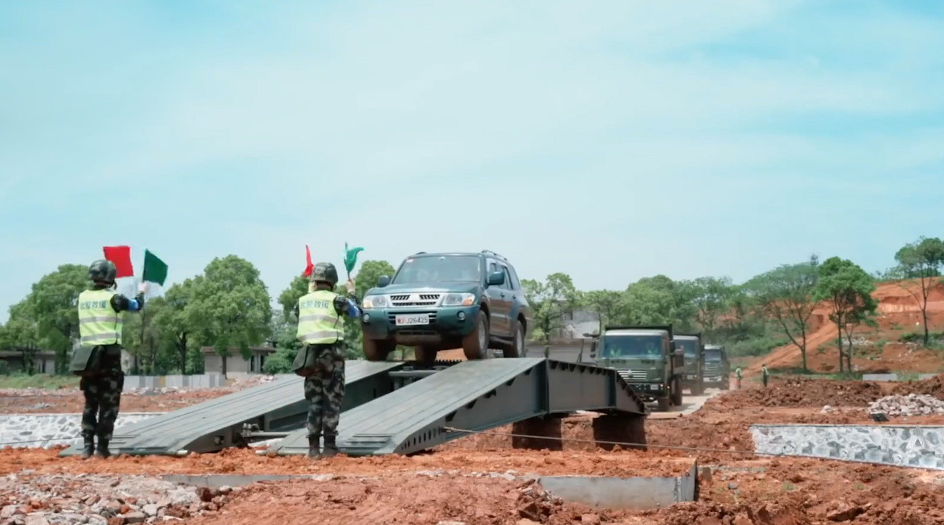 武警救援演练,hzql25型应急轻型机械化桥车,为部队架桥开路!