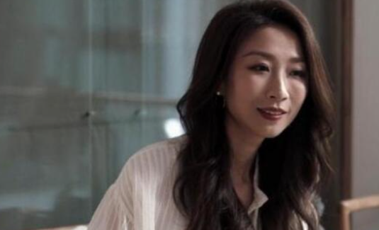 饰演郑毅红的演员王骏迪,其实是孙红雷的妻子.