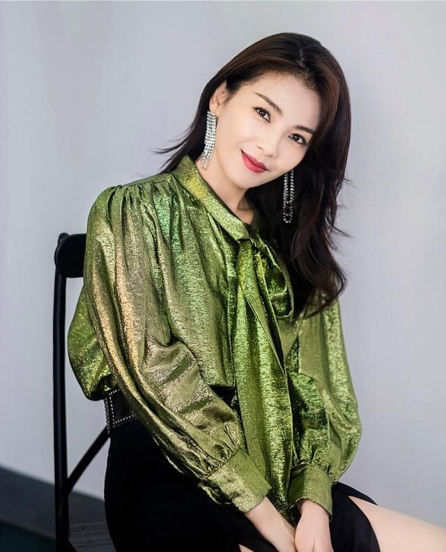 披荆斩棘的哥哥新主持人刘涛气场全开开叉长裤抢镜有韵味