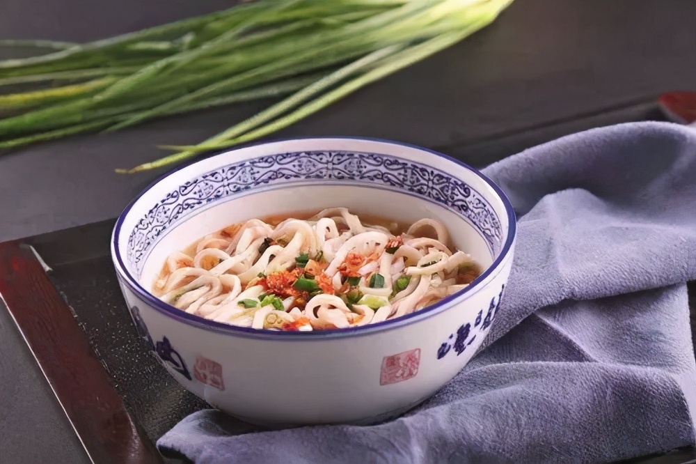 葱油炝锅面,三揉三饧的面条,香气浓郁!