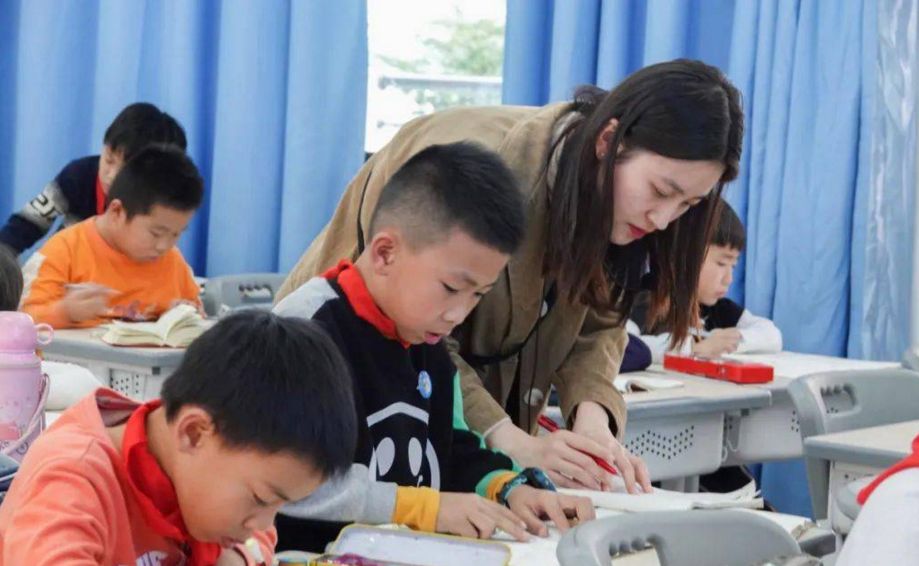 课后延迟服务落地,教师薪资能否得到提升,两省率先做出暖心回应休闲区蓝鸢梦想 - Www.slyday.coM