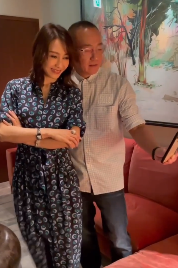 49岁黎姿晒与林保怡再同框皮肤白皙吹弹可破手上超大戒指抢镜