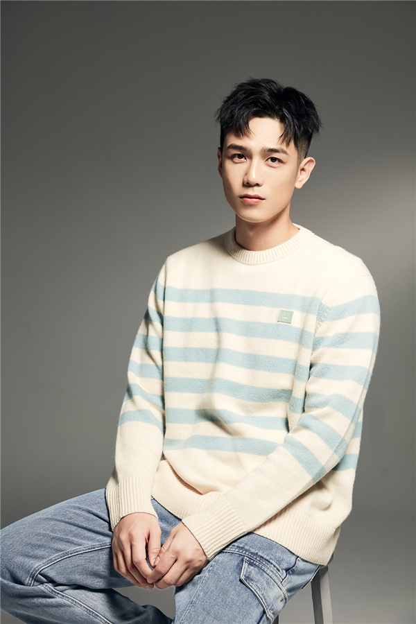 《偶然闯入的世界》热播 利晴天针织衫写真清爽秋日感