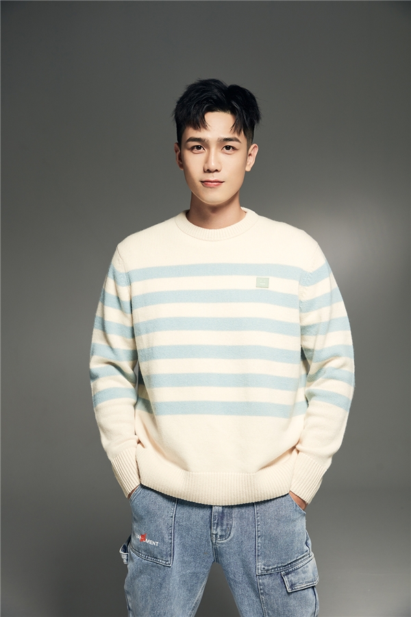 《偶然闯入的世界》热播 利晴天针织衫写真清爽秋日感