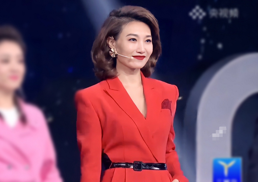 李梓萌的央视脸真大气可咸可甜太百变扎麻花辫也不土