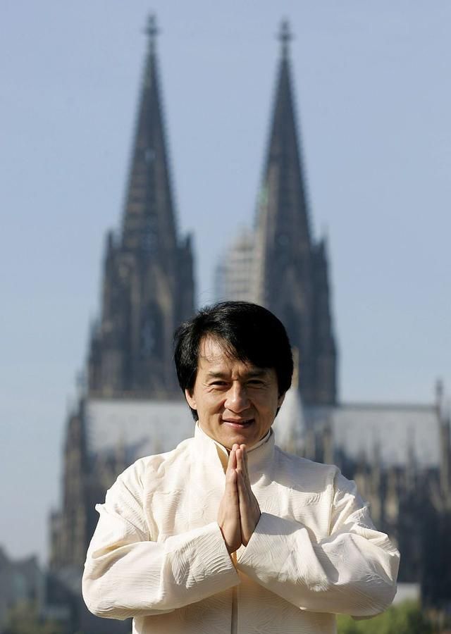 成龙拍戏期间,顺手在北京买了套房还吐槽不值,十年后却赚大了