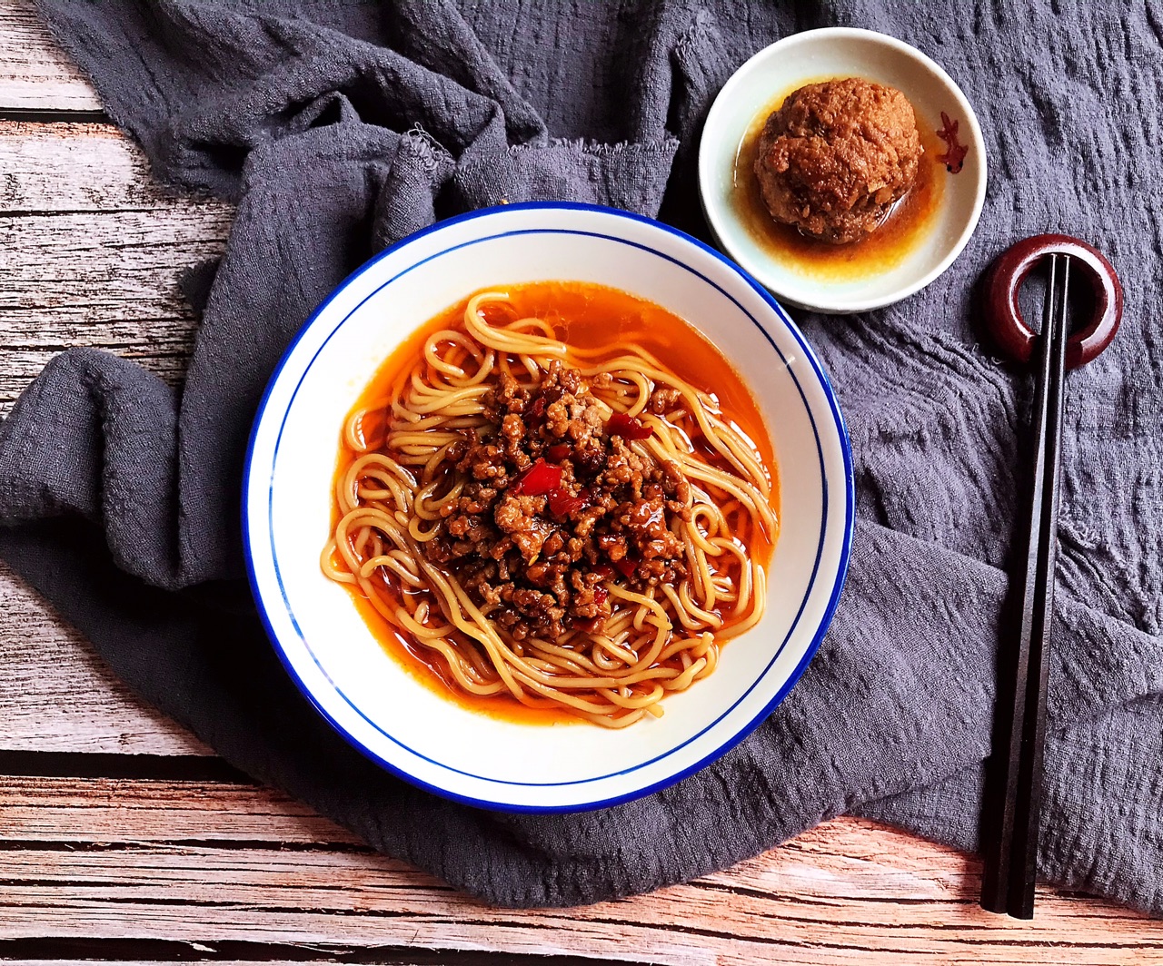 让你越辣越想吃的美味,口水止不住,只需要一碗辣肉面