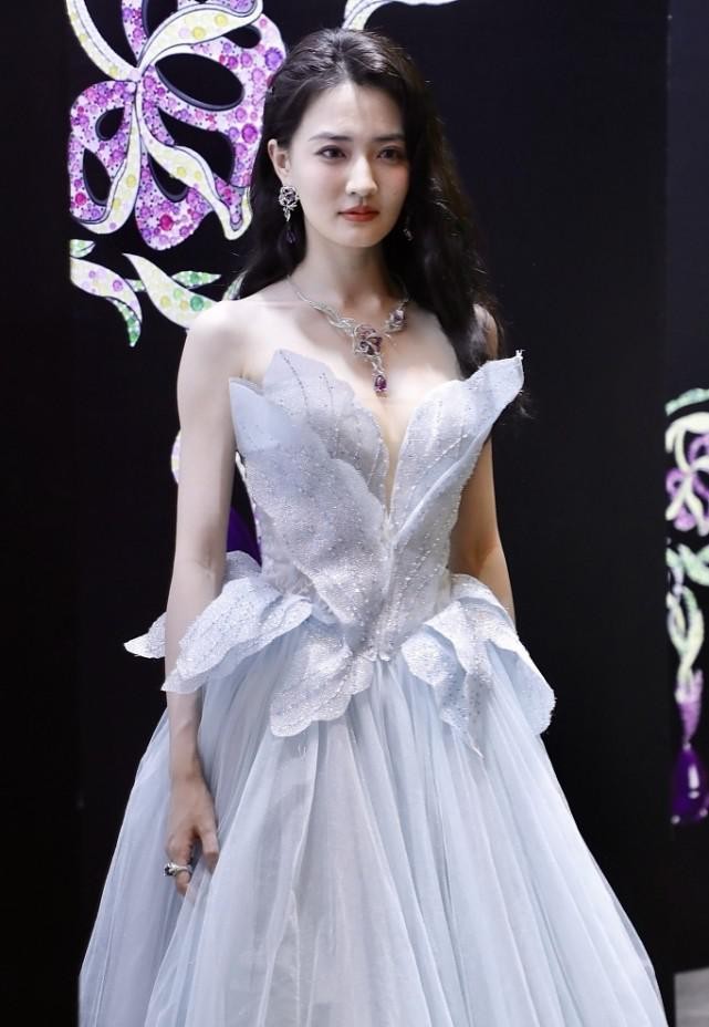 徐璐真懂"女生的快乐",穿抹胸纱裙骨感太明显,气质果然挺高级