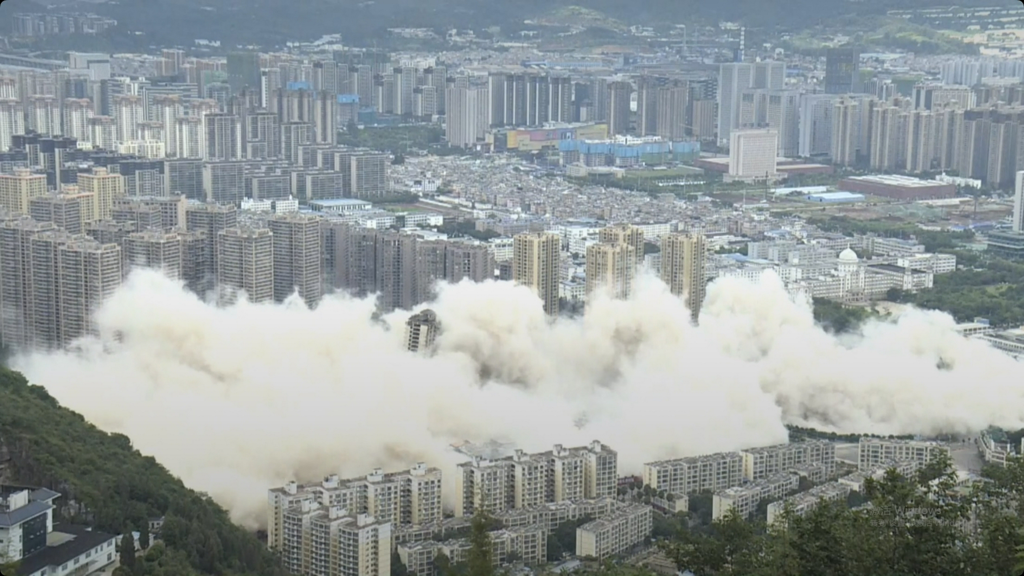 15点30分昆明丽阳星城15栋烂尾楼被成功爆破