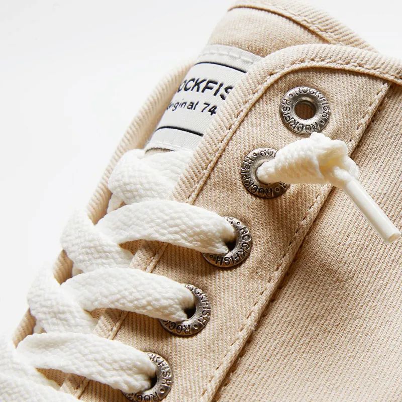 金属鞋带孔,是做旧的设计,刻有品牌的名字,复古又时髦.