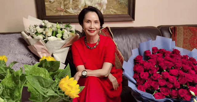 央视主播徐俐退休60岁竟然还这么漂亮穿红裙气质也太高级了