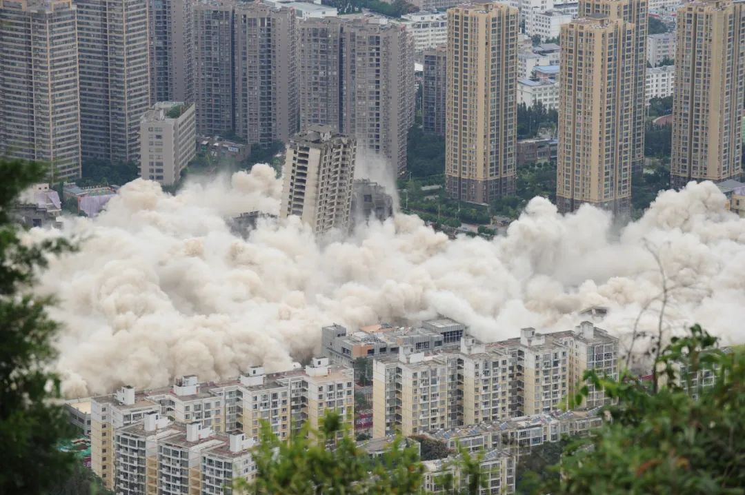 刚刚昆明15栋烂尾楼爆破拆除画面震撼