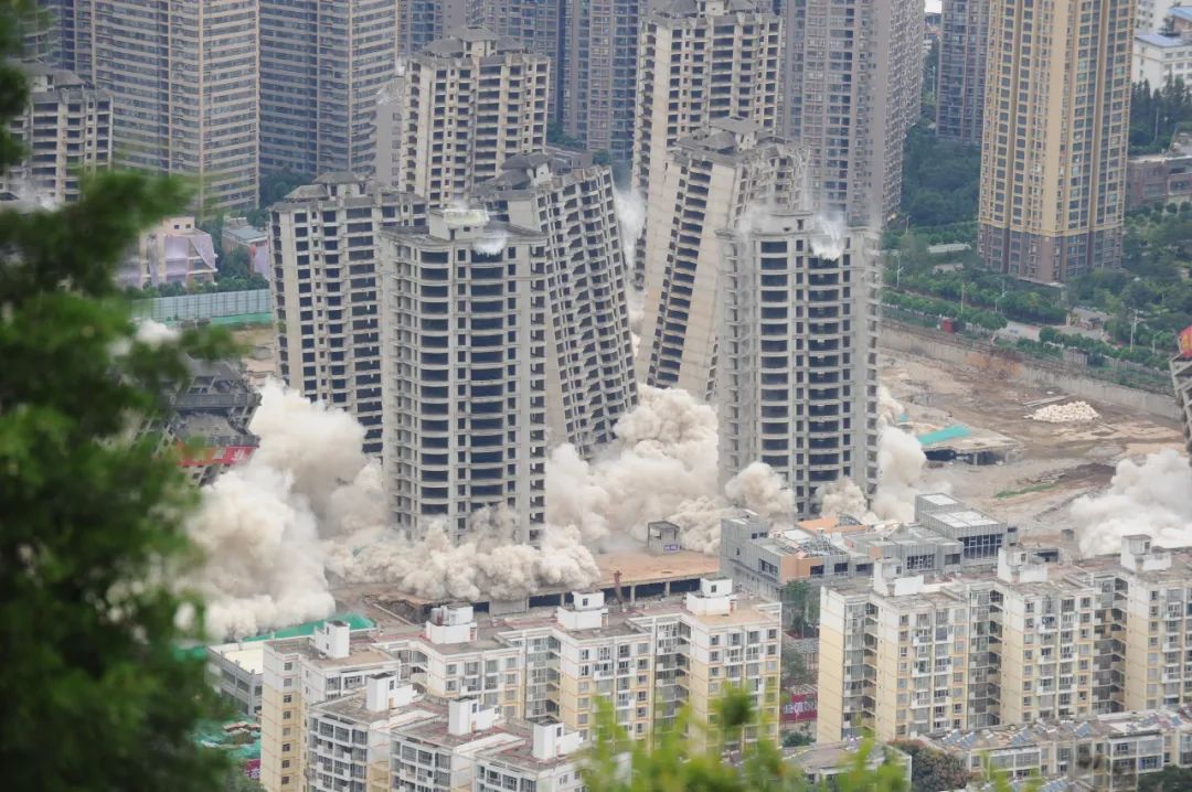 刚刚昆明15栋烂尾楼爆破拆除画面震撼