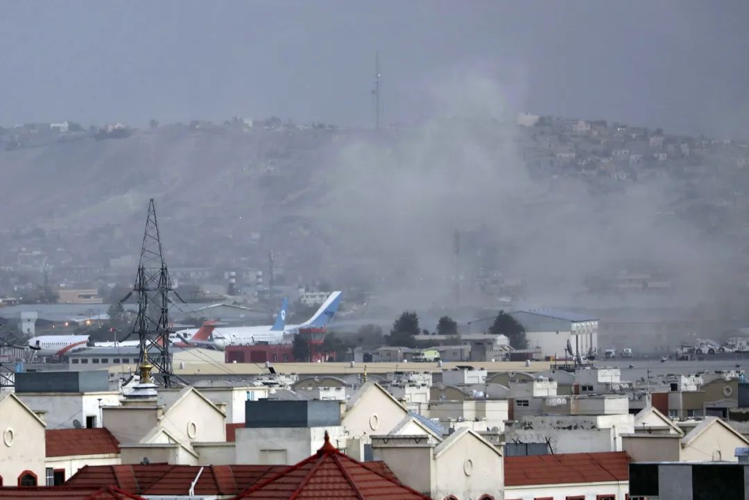 当地时间2021年8月26日，阿富汗首都喀布尔国际机场外当天发生两起爆炸，浓烟升起。（人民视觉）