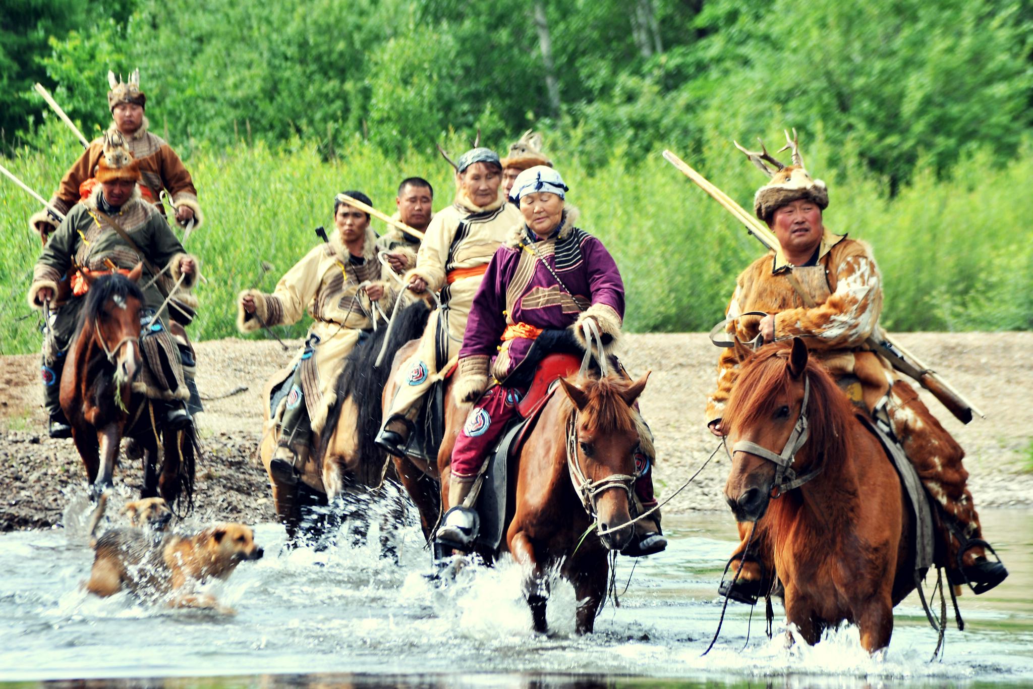 鄂伦春族:戴上狍角帽传承民族文化