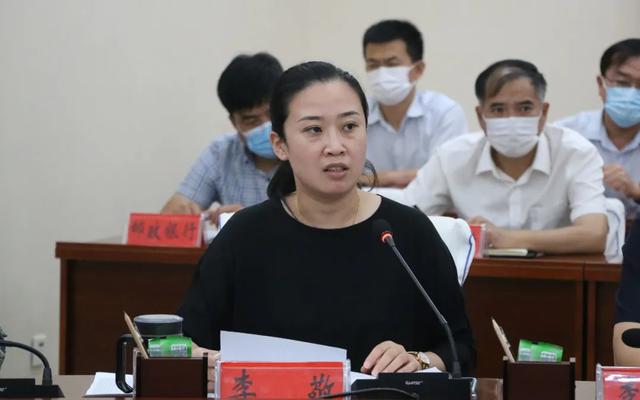 副县长李敬主持会议,通报各乡镇,各单位疫苗接种任务完成情况,并就