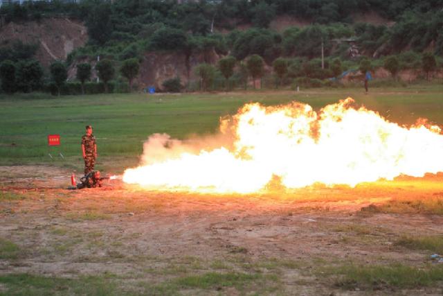 多角度直击武警防化兵喷火训练|喷火器_新浪财经_新浪网