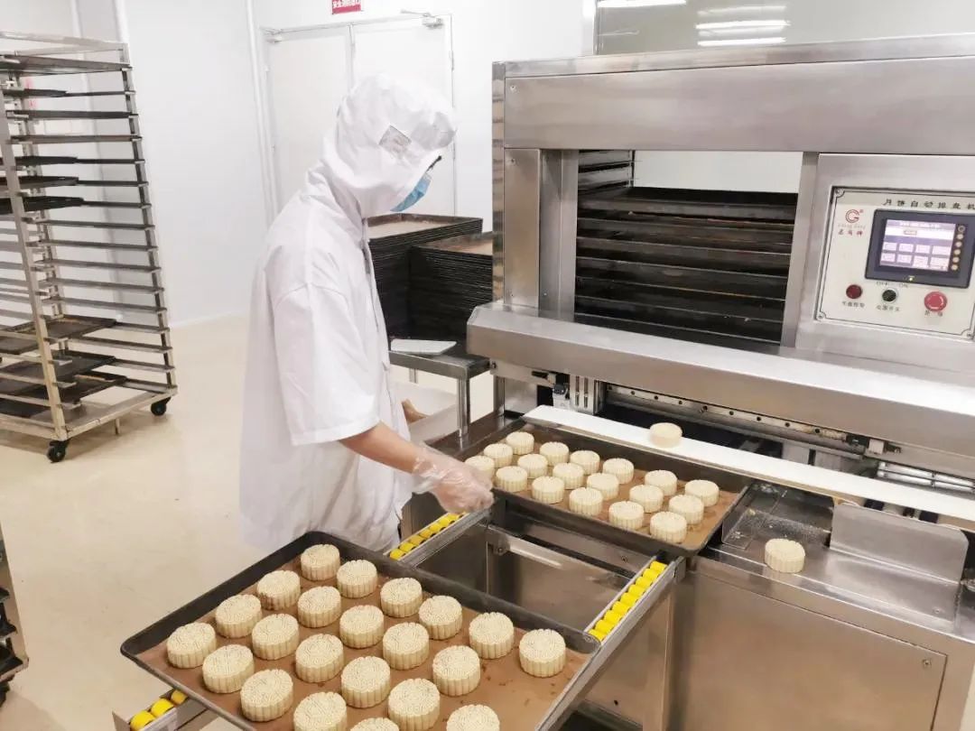 全程记录揭秘本地月饼生产车间原来拥有30年老字号的月饼是这样来的