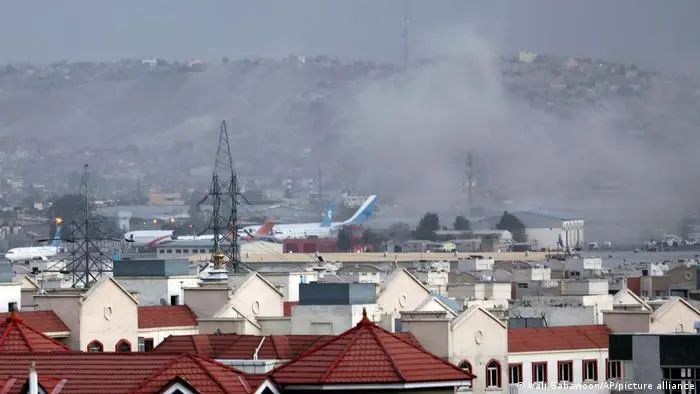 26日，喀布尔机场外发生爆炸