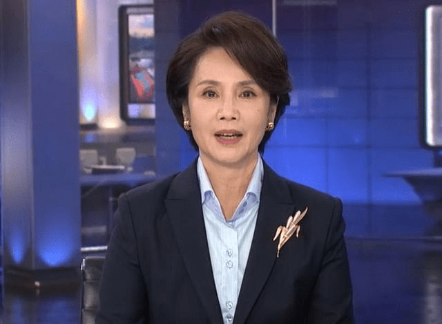 央视主播徐俐退休60岁竟然还这么漂亮穿红裙气质也太高级了