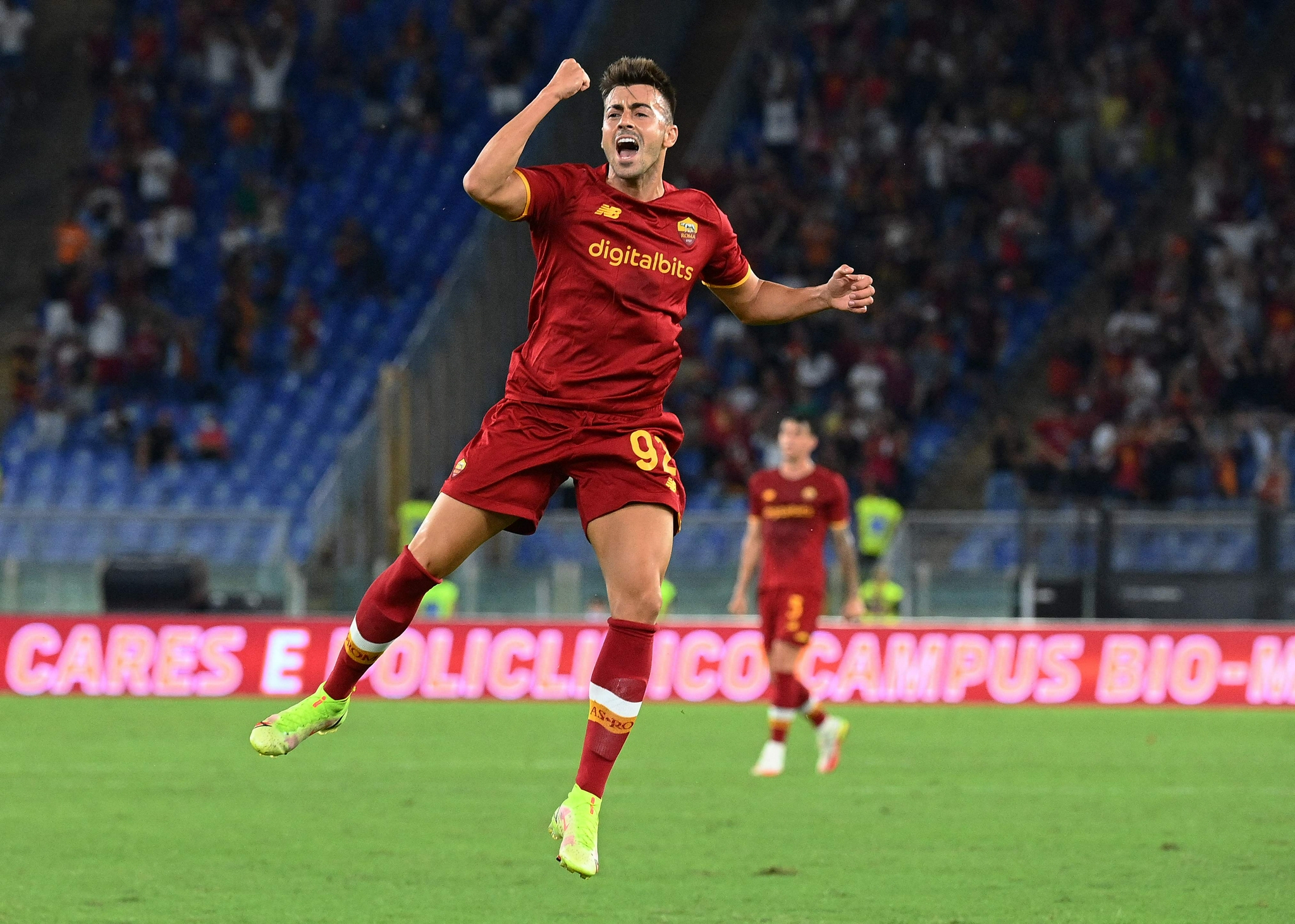 8月26日,罗马队球员沙拉维(左)在比赛中庆祝进球. 新华社/法新