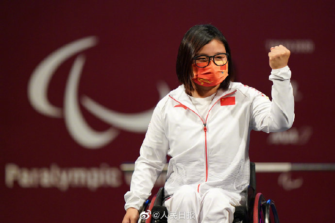 举重项目女子50公斤级决赛中,中国选手胡丹丹获得金牌