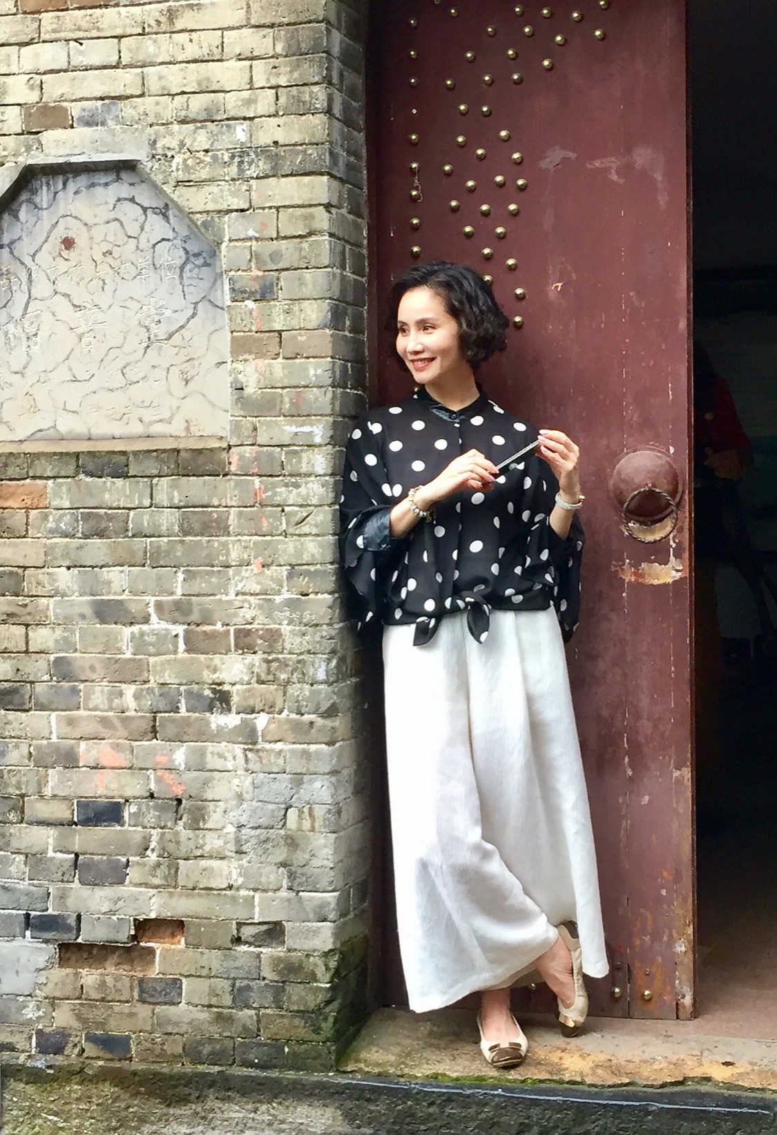 央视主播徐俐退休60岁竟然还这么漂亮穿红裙气质也太高级了