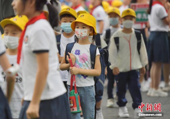 资料图：吉林长春，长春市第一实验中海小学的一年级小学生进入校园。 中新社记者 张瑶 摄