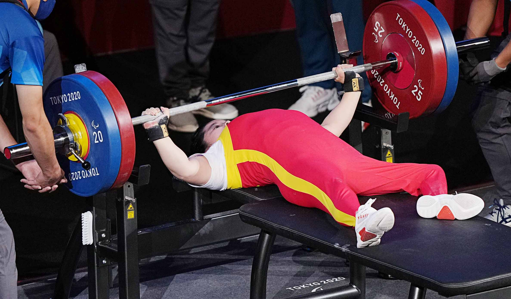 当日,在东京残奥会举重女子55公斤级决赛中,中国选手肖翠娟获得银牌