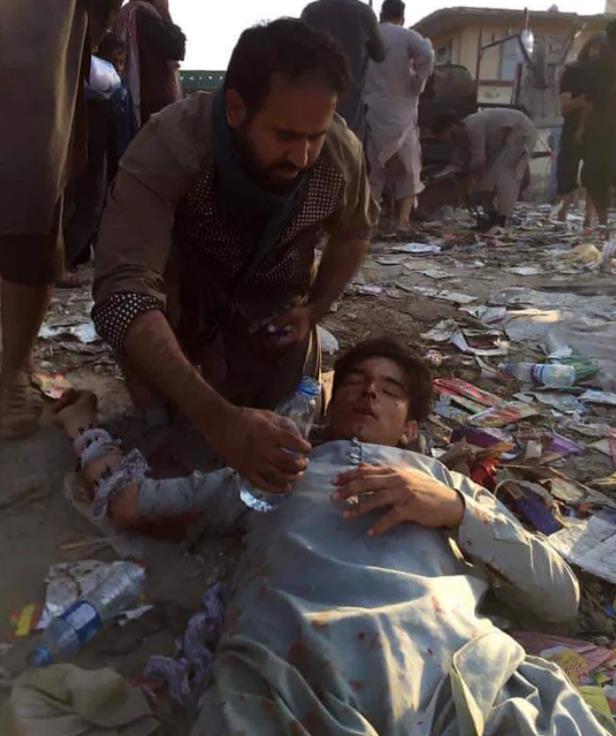 当地时间2021年8月26日,阿富汗喀布尔,喀布尔国际机场外当天发生爆炸