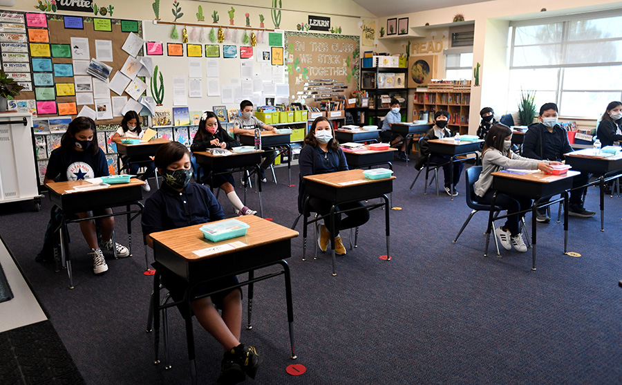 美国加利福尼亚州,长滩阿尔瓦拉多小学迎来开学,学生回到教室上课.