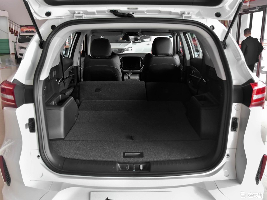 5t 双离合悦行版 5座后备厢很规整,而且后排座椅放倒后,它还能扩展出