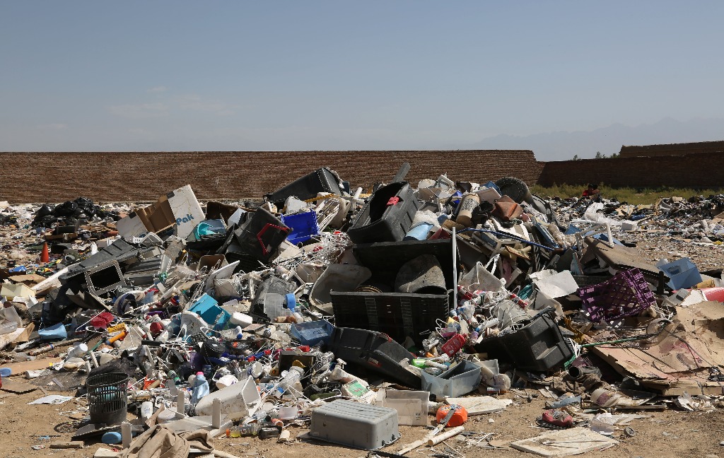 3日在阿富汗帕尔万省的巴格拉姆空军基地附近拍摄的美军遗留下的物品