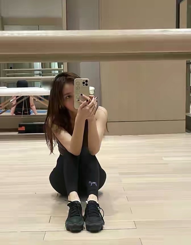 秦岚晒健身照腹部没赘肉要身材有身材就是脸修的太不真实了