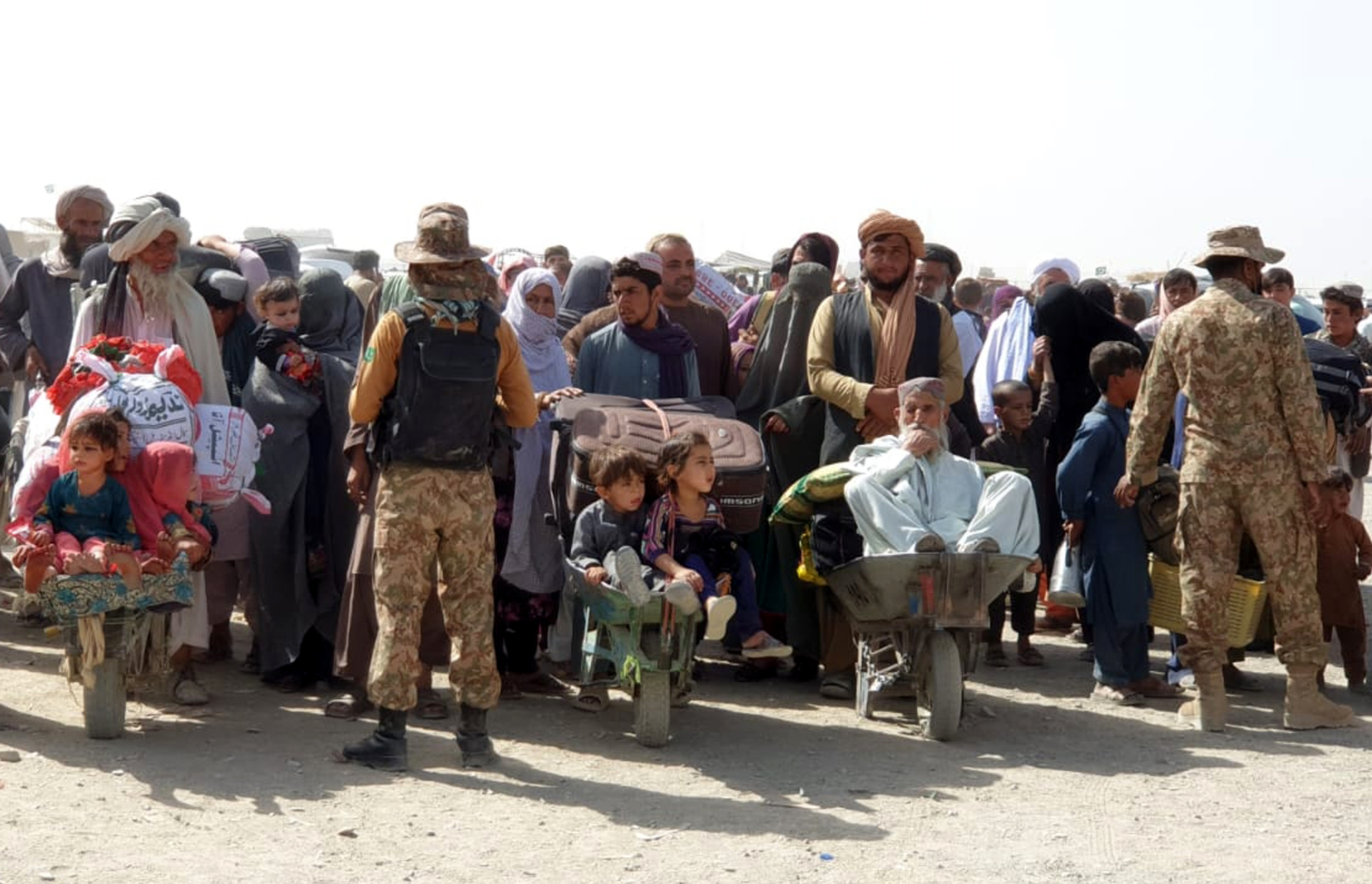 巴基斯坦边境口岸的阿富汗人