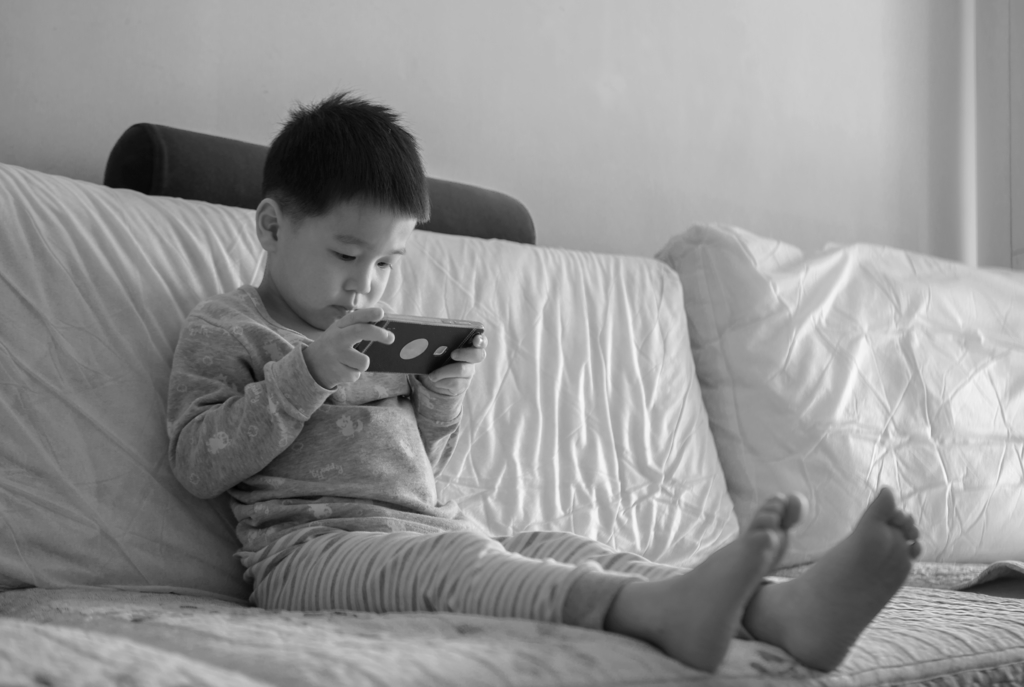 特别强,只要接触多了,自然也就会了,也就导致大部分孩子都是拿着手机