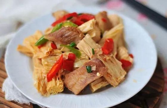 豉香腐竹回锅肉4,放盐翻炒,再加入炒好的香肠,炒匀即可.