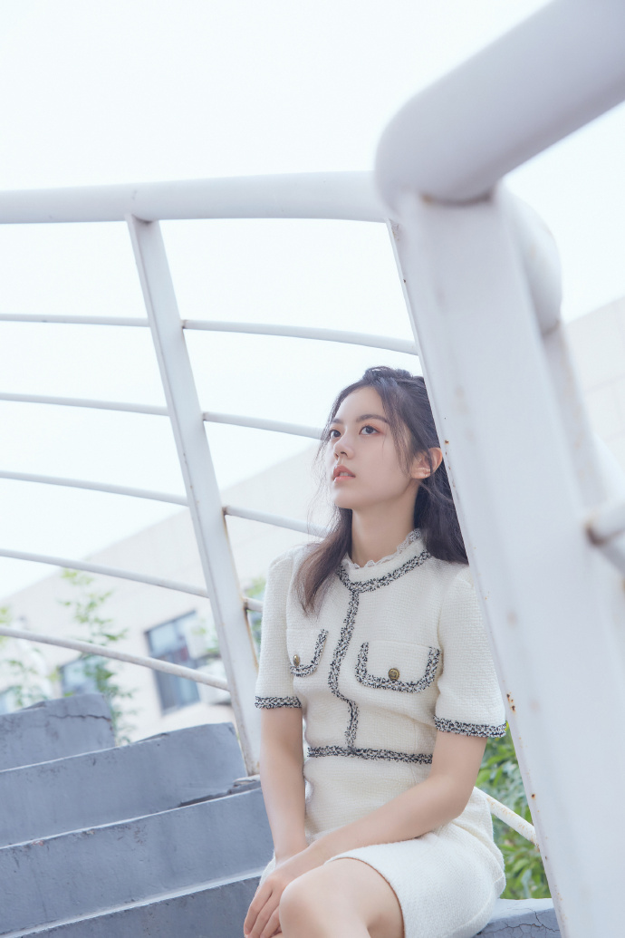 赵今麦才18岁就这么会打扮一身黑白运动套装青春靓丽活力十足