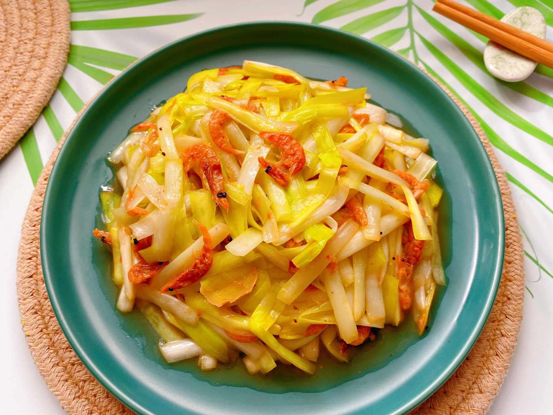 鲜香美味韭黄炒虾皮补充钙铁健康好吃