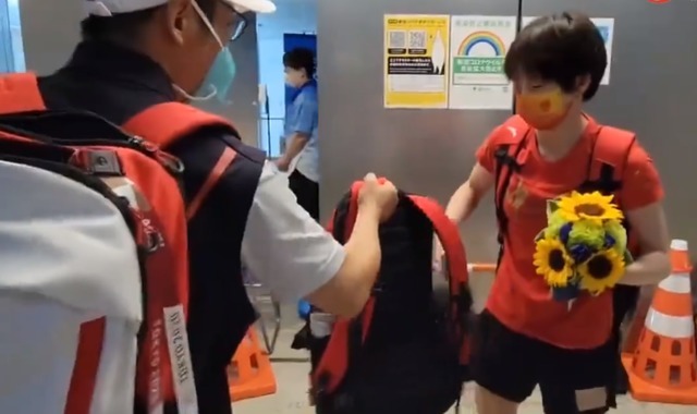 追着队友打?全红婵太顽皮被闺蜜吐槽,红姐直接反驳:骗人!休闲区蓝鸢梦想 - Www.slyday.coM 追着队友打?全红婵太顽皮被闺蜜吐槽,红姐直接反驳:骗人!休闲区蓝鸢梦想 - Www.slyday.coM