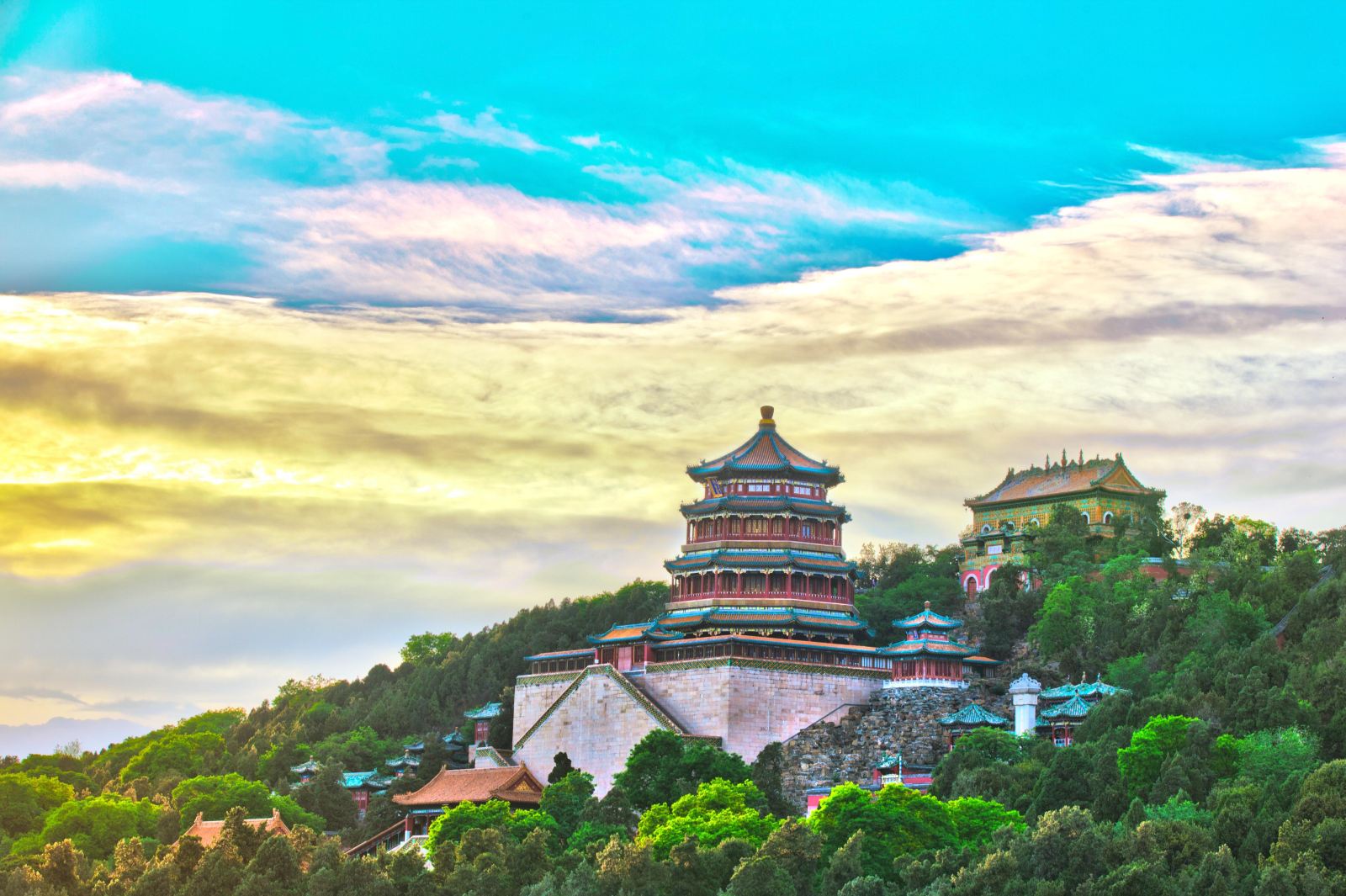 这座皇家园林,以昆明湖,万寿山为基址,以杭州西湖为蓝本,按照江南园林