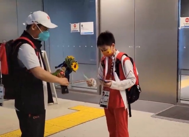 追着队友打?全红婵太顽皮被闺蜜吐槽,红姐直接反驳:骗人!休闲区蓝鸢梦想 - Www.slyday.coM 追着队友打?全红婵太顽皮被闺蜜吐槽,红姐直接反驳:骗人!休闲区蓝鸢梦想 - Www.slyday.coM