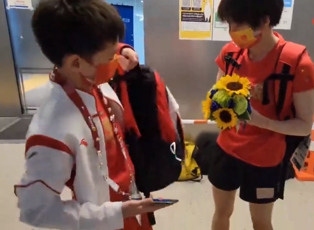 追着队友打?全红婵太顽皮被闺蜜吐槽,红姐直接反驳:骗人!休闲区蓝鸢梦想 - Www.slyday.coM 追着队友打?全红婵太顽皮被闺蜜吐槽,红姐直接反驳:骗人!休闲区蓝鸢梦想 - Www.slyday.coM